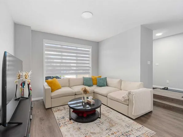 56 NW Belmont Grn SW, Calgary, AB T2X 5E3