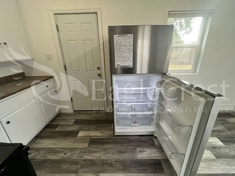 223 SE Roseville Ln — Photo 9