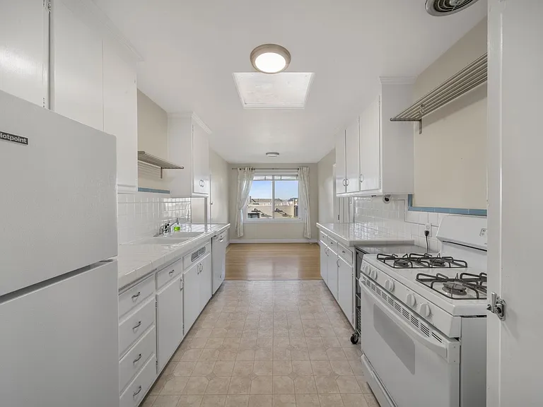 71-75 Manzanita Avenue — Photo 10