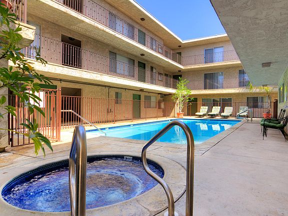 3rd image of 5425 Zelzah Ave #202