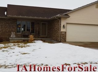301 S Hill Crest Cir, Center Point, IA 52213