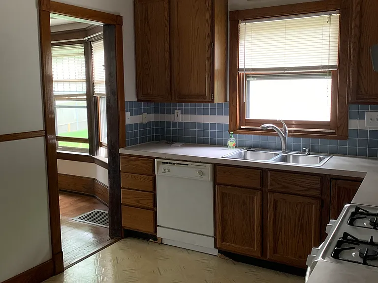 221 Grand Ave NE — Photo 6