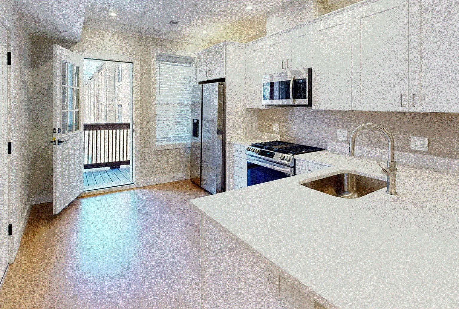 Charming Room for Rent-No Broker Fee — Photo 1