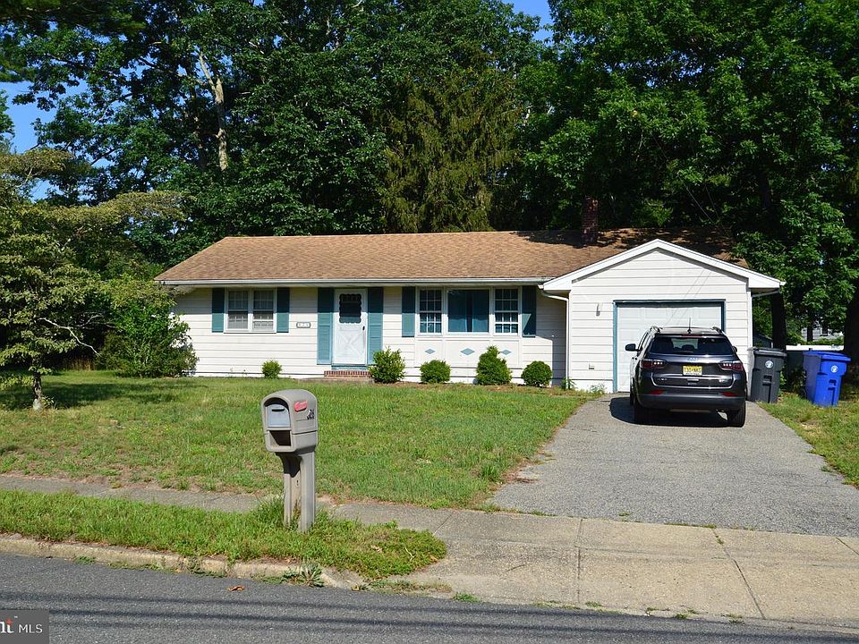 1st image of 826 Bartlett Pl