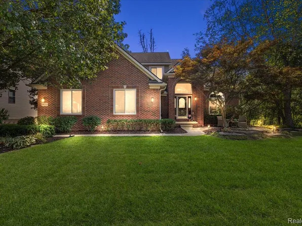 59213 Carriage Ln, South Lyon, MI 48178