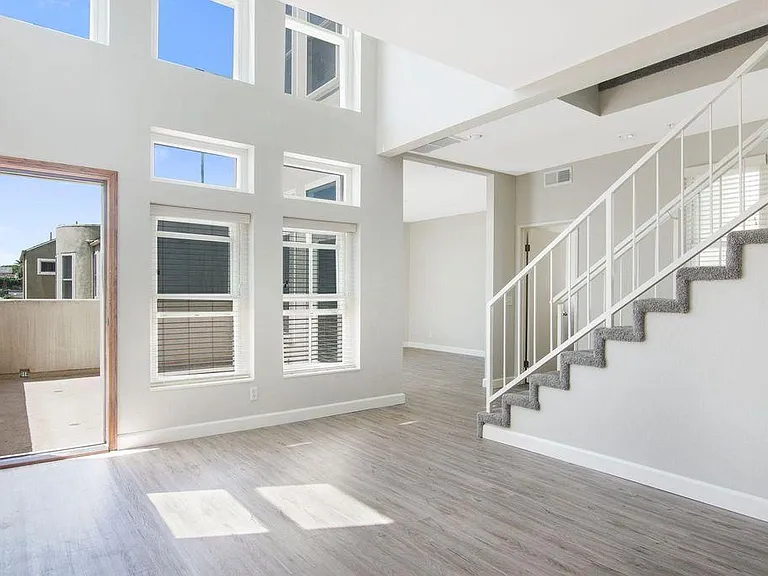 313 E Oak Ave — Photo 4