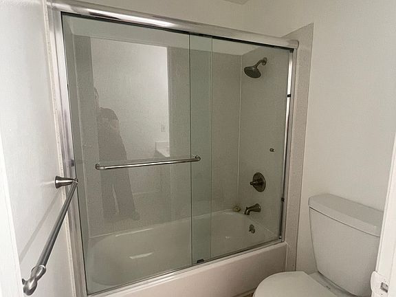 5th image of 339 Lester Ave APT 4