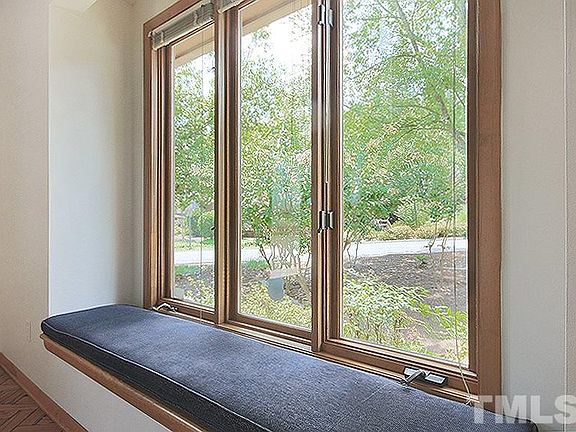 4th image of 120 Essex Dr
