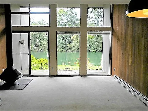 Lakefront Living in sought 60/01 complex — Photo 2