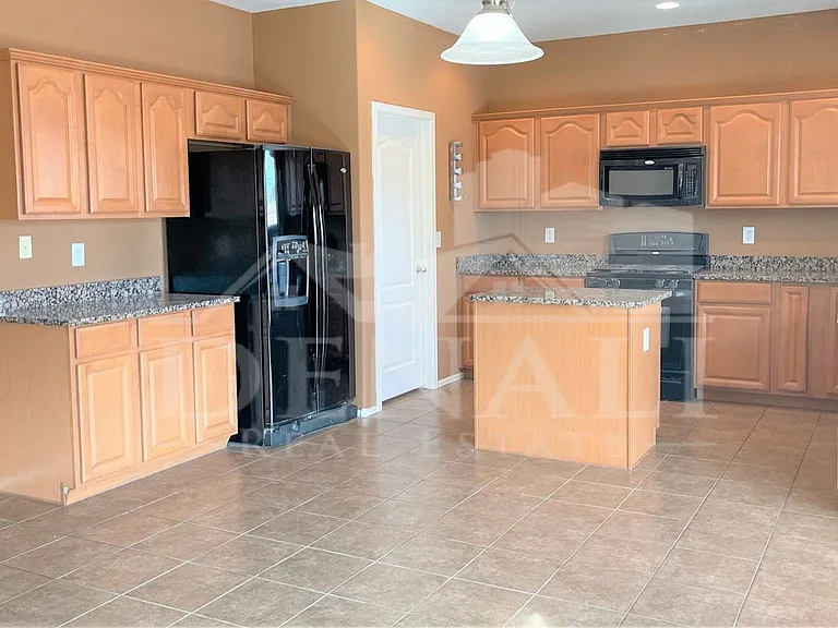 925 E Canyon Rock Rd — Photo 2