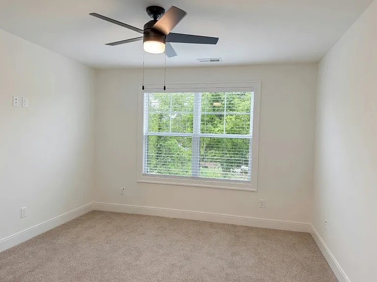 443 E Castle St — Photo 17