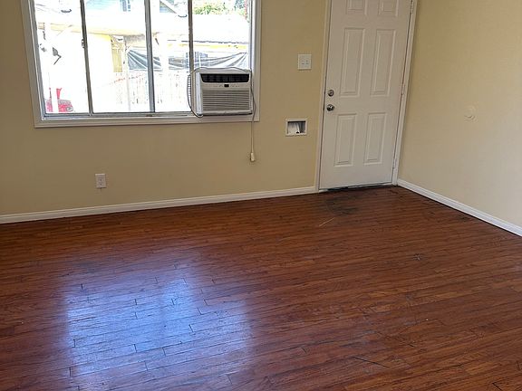 3rd image of 386 Leslie Way #3