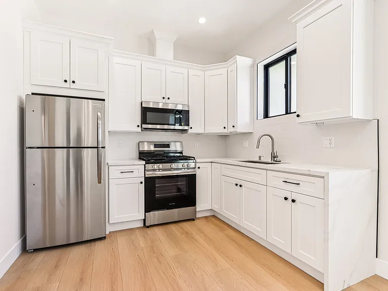 8008 Lloyd Ave — Photo 5