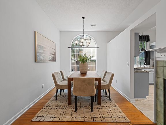 4th image of 111 Carriage Cir