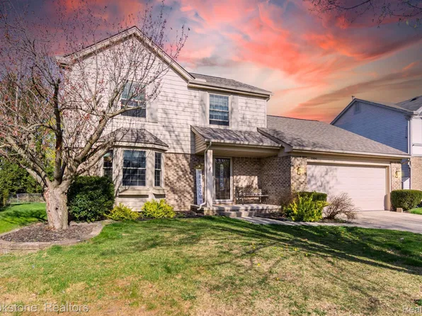 2306 Chief Ln, Wixom, MI 48393
