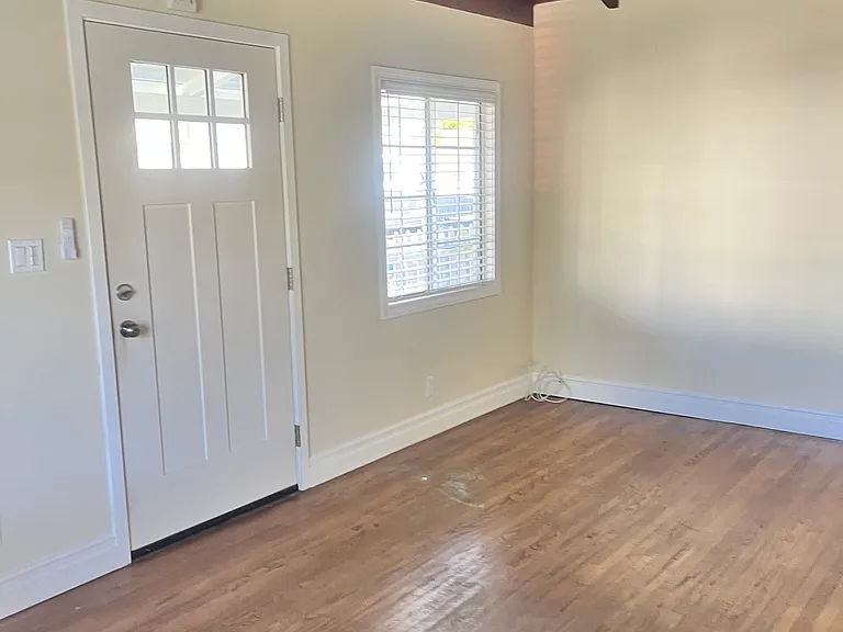 4042 La Crescenta Ave — Photo 3