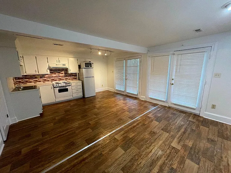 1203 E 5th St #B — Photo 5
