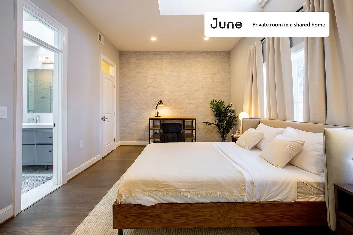 Queen bedroom in 4 bed/3.5 bath home in Petworth #289 A — Photo 3