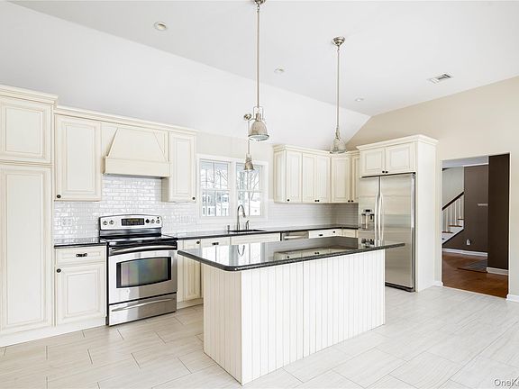 4th image of 1400 Calves Neck Road