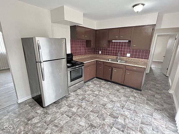 3rd image of 915 S Franklin Rd