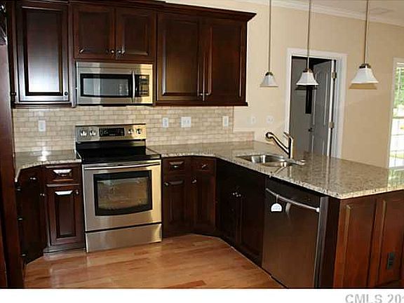 5th image of 1013 Villas Dr #4
