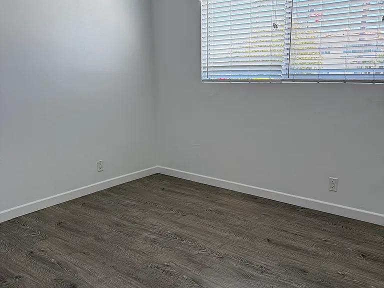 529 Avenue G — Photo 8