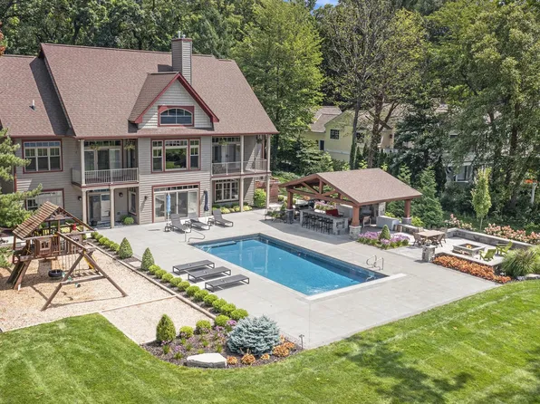 798 Pine Bay Ave, Holland, MI 49424