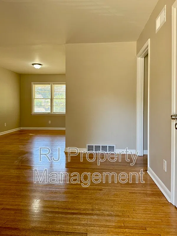 3 bed, 1.0 bath, 1100 sqft, $1,095 — Photo 3
