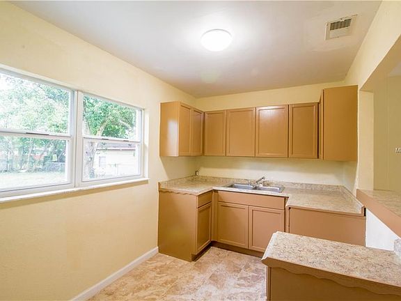 3rd image of 1045 Santa Anita St