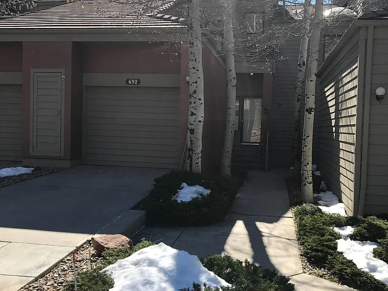 692 Ridgeside Dr — Photo 2