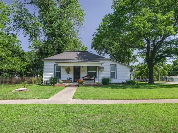 311 E Mary St, Yates Center, KS 66783