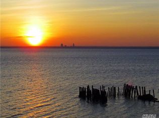 6 Windward St, Glen Cove, NY 11542