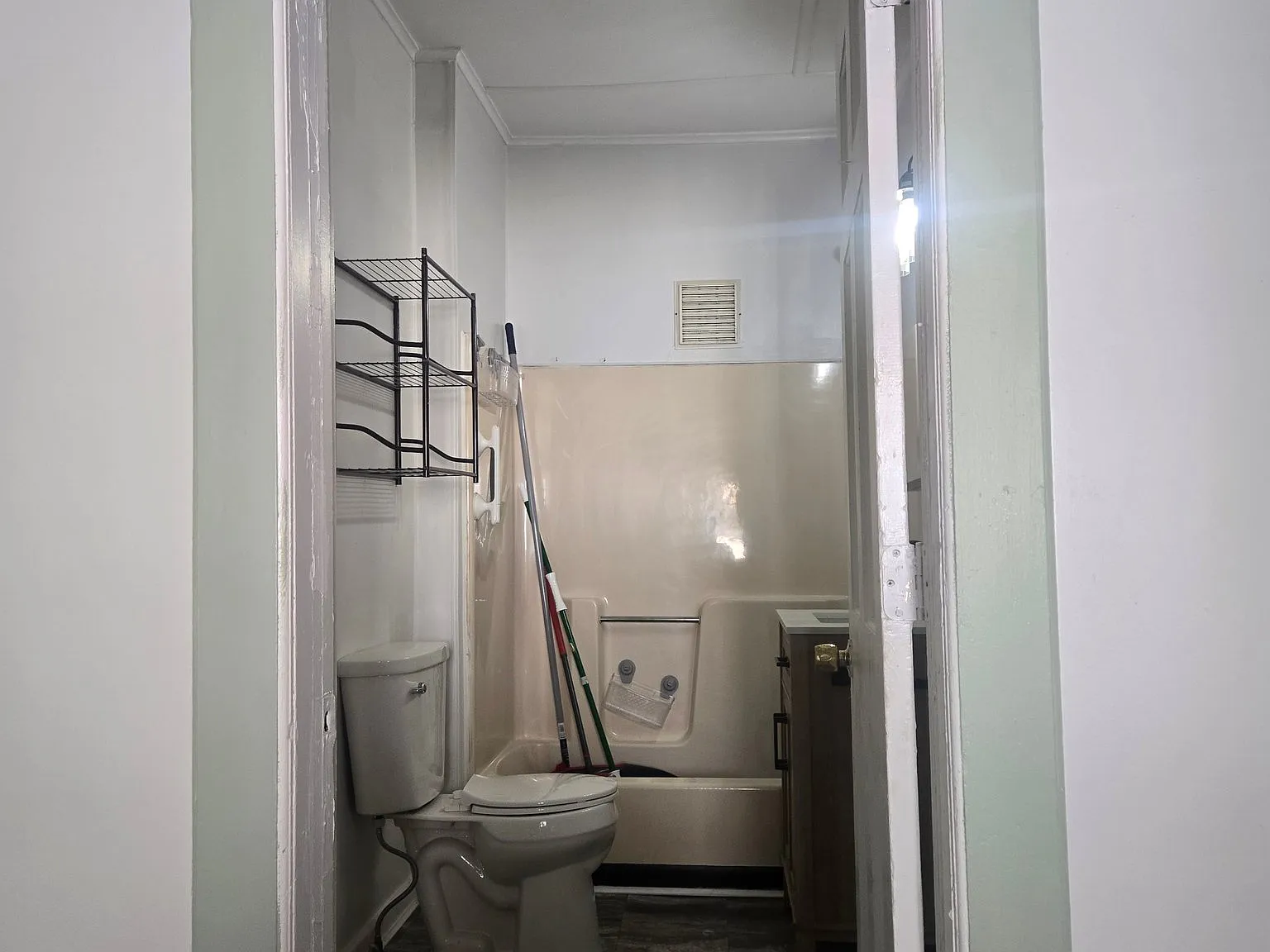 3 Bed, 1 Bath Unit in Glens Falls - $1650/Month — Photo 4