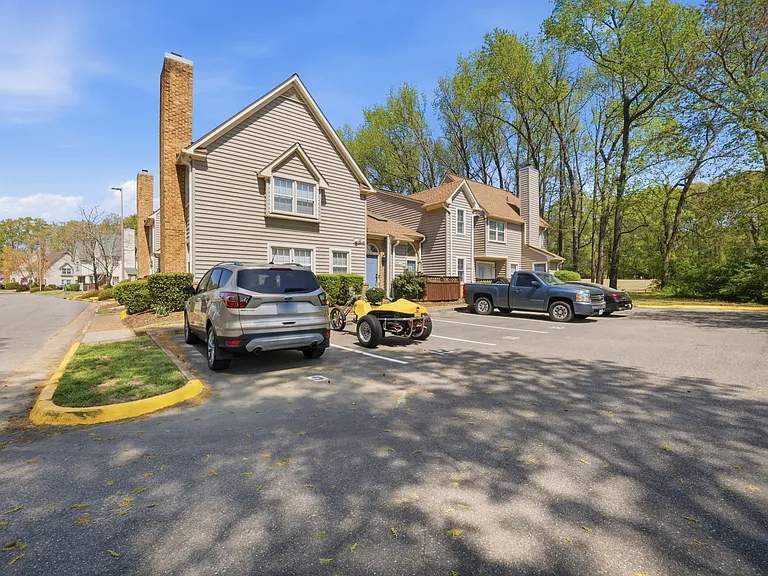 1001 Saint Andrews Way #B — Photo 2