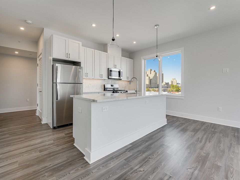 1st image of 658 Grand St #303