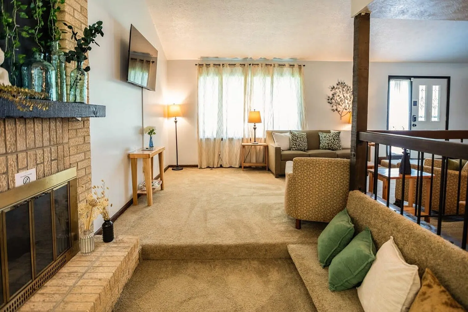 5 bed, 2.0 bath, 1496 sqft, $5,640 — Photo 2