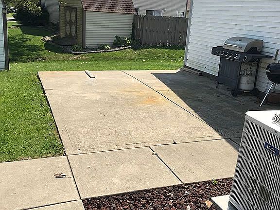 3rd image of 915 Eagle Brook Dr