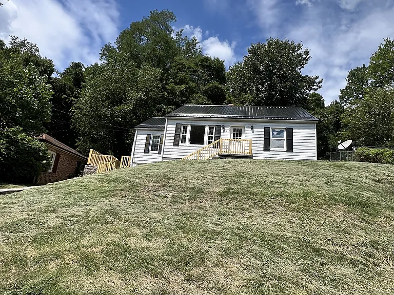 1219 East Dr — Photo 3