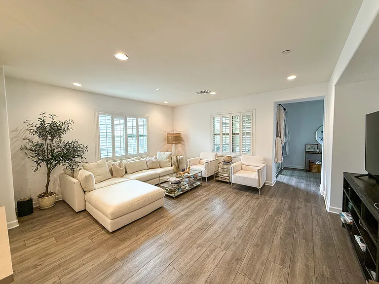 953 Slate St — Photo 4