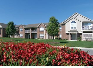 28227 S Pointe Ln, New Baltimore, MI 48051