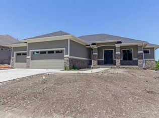 12689 Lincoln Cir, Clive, IA 50325