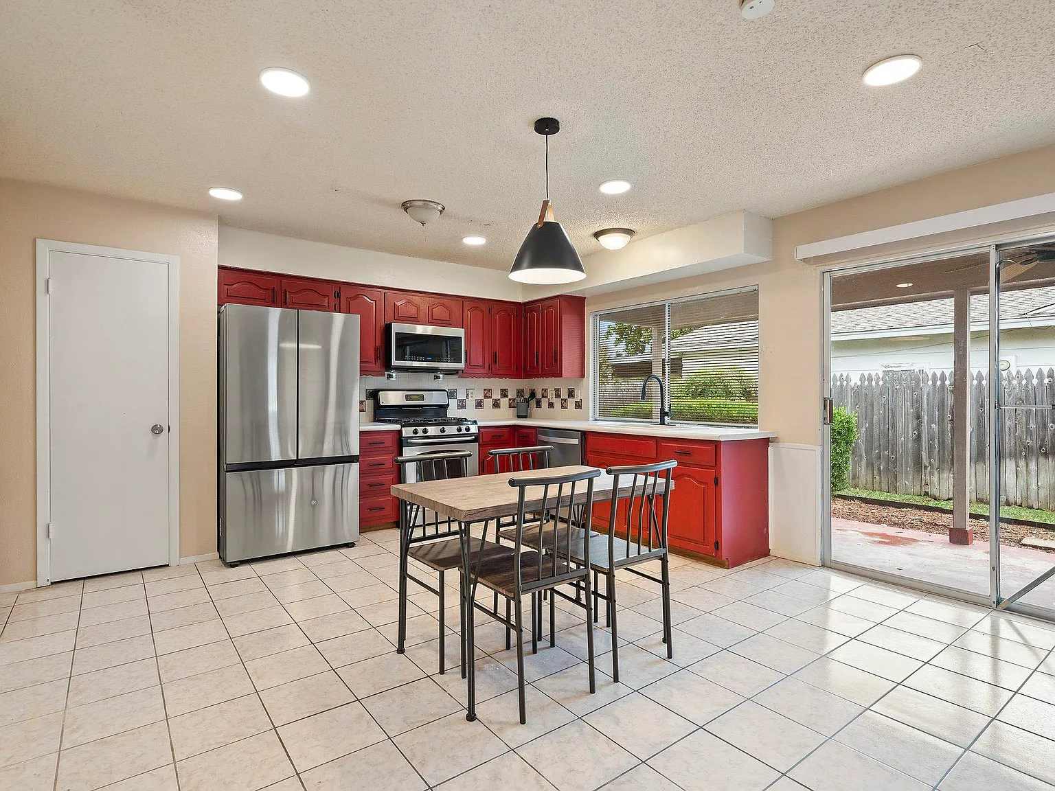 4 bed, 3.0 bath, 2000 sqft, $1,152 — Photo 3