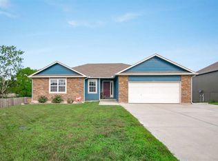 906 N Chestnut Dr, Tonganoxie, KS 66086