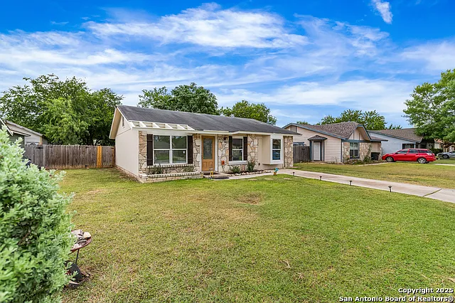 3 bed, 1.0 bath, 1172 sqft, $1,550 — Photo 2