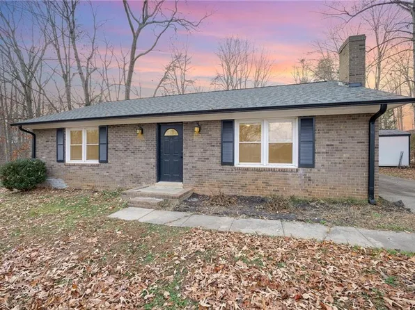 5904 Sprucepine Dr, Winston Salem, NC 27105