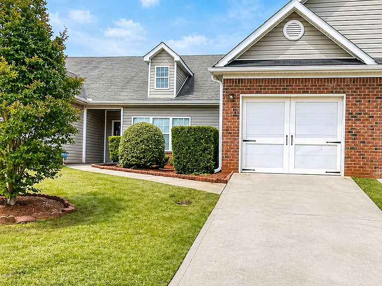 1055 City Park Dr — Photo 2