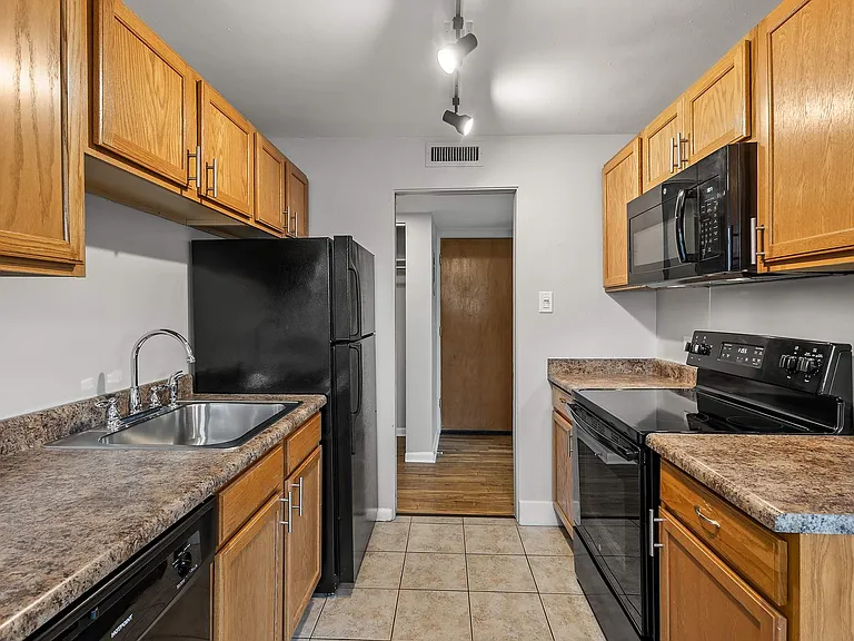 1333 N York St — Photo 43