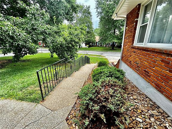 2nd image of 1711 NE 68th Pl