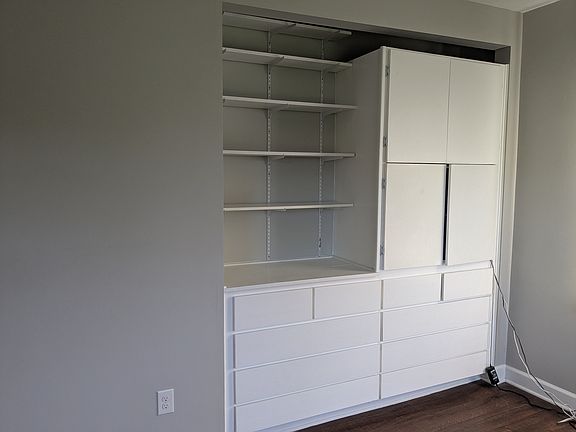 Built in cabinetry and shelves in the bedroom