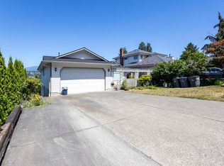13957 115a Ave, Surrey, BC V3R 9Y4